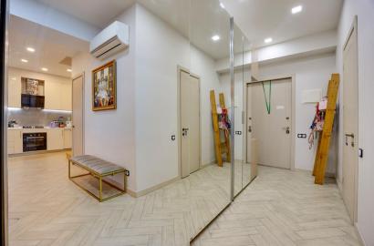 продается квартира с новым ремонтом 4-комнаты